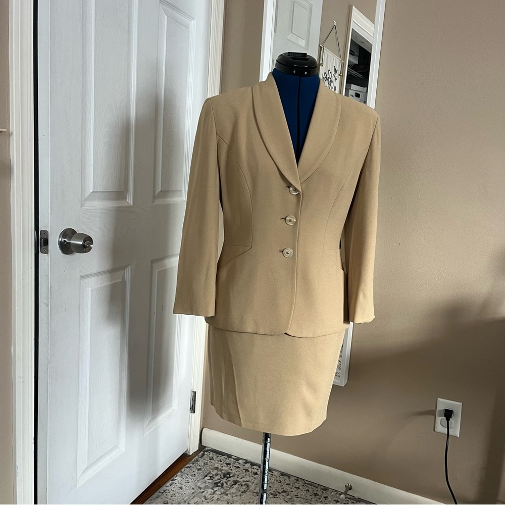 Jones New York tan skirt suit with double lapel, size 4 - Picture 9 of 9